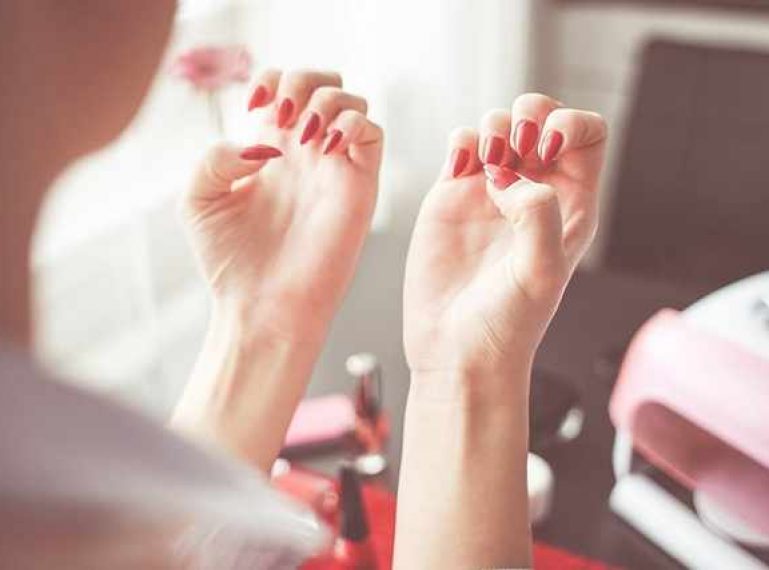 Jak dbać o skórki przy paznokciach? Pożegnaj je raz a dobrze!