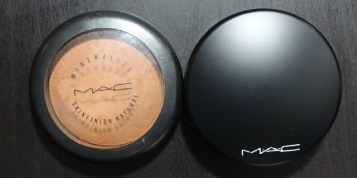 Robimy naturalny i mineralny makijaż. Przyda się puder Mineralize Skinfinish Natural od MAC Cosmetics