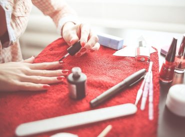 Malowanie paznokci to mój sposób na relaks. Ale oprócz klasycznego manicure lubię też czasami poszaleć ze zdobieniami. Oto moje ulubione gadżety ułatwiające manicure. Znacie któreś z nich? Kiedyś miałam taki czas, że nie malowałam paznokci w ogóle. Szkoda było mi wolnych chwil na robienie wzorków i zawsze dziwiłam się, skąd moje znajome biorą na to […]