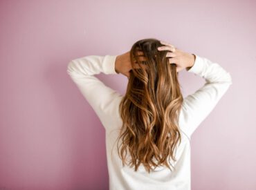 Cześć i czołem! Pielęgnacja włosów dla wielu kobiet jest bardzo ważna. Jedne używają tylko kosmetyków DIY z naturalnych składników, inne wolą gotowe produkty z drogerii. Bez wątpienia większość z nich i tak sięgnie po serum. Jeżeli i ty chcesz dbać w ten sposób o swoje włosy, to sprawdź, jak stosować serum, jakie ma działanie i […]