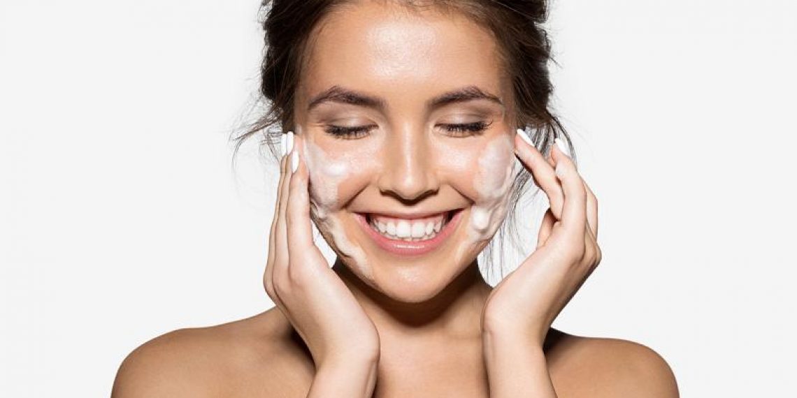 Dwuetapowe oczyszczanie twarzy – na czym polega i jakich produktów używam?