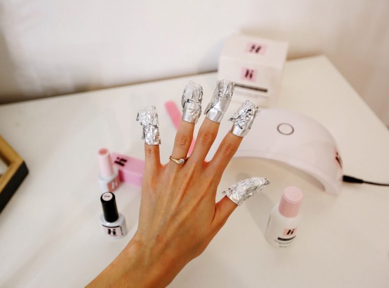Szybka porada: jak samodzielnie zrobić manicure hybrydowy?
